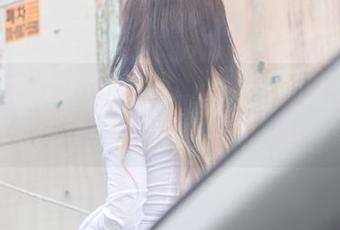 在观看Aram(아람)的白裙时，真怕她一个转身就把整个气氛都带走。