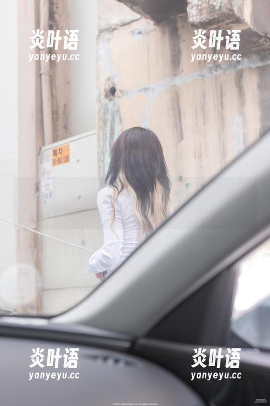 在观看Aram(아람)的白裙时，真怕她一个转身就把整个气氛都带走。