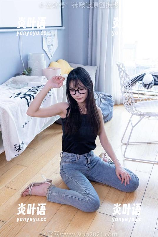 BoBoSocks袜啵啵-糯米 BoBoSocks袜啵啵 - 欸,看!糯米的最新作品集来了,里面就是那两双令人打瞌睡的平底鞋。