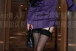 Xiuren秀人网 – 被沙发绑架的雨儿baby:居家的认真和懒惰,原图传达这种窘境!