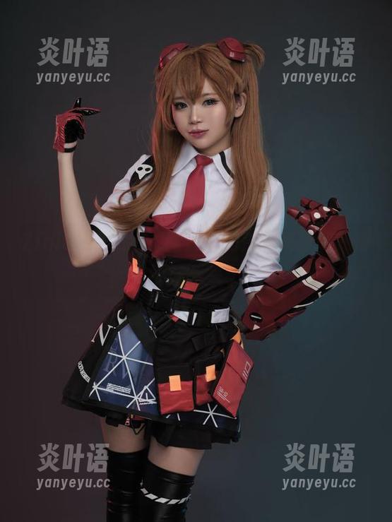 ZinieQ的私拍，图片里的莎莉娜被调戏得不亦乐乎。