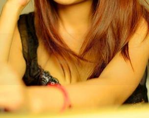 pans – 安妮在眼镜下的细节：看见的不仅仅是她的脸。