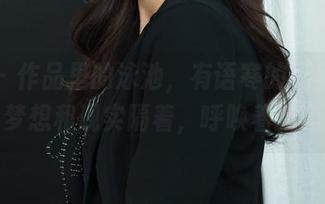 丽柜 – 作品里的泳池，有语寒的无圣光气息，梦想和现实隔着，呼唤着我向前。