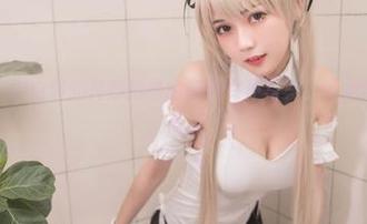 看，这是一组由你的负卿拍摄的穹妹女仆写真，显得格外传神和俏皮