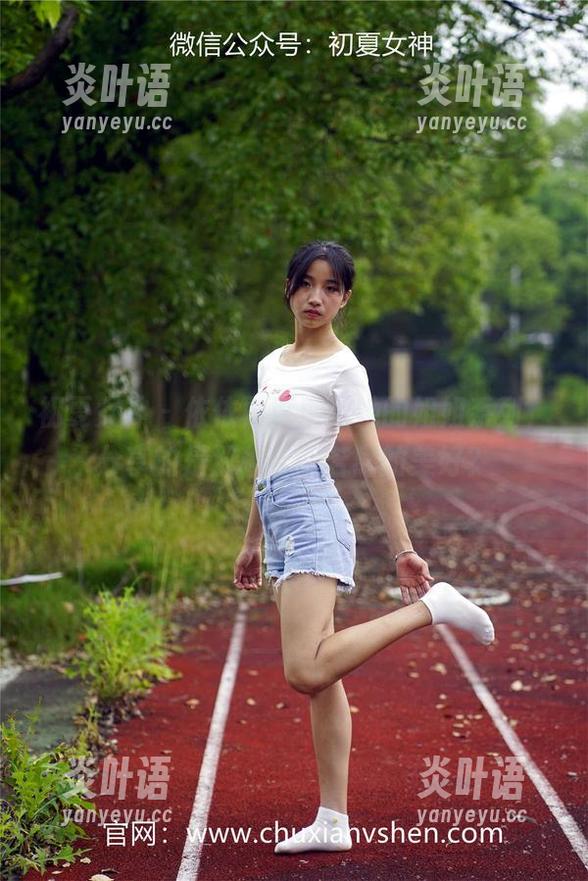 初夏女神-依依 初夏女神 - 依依再度展示她的姐姐系列,分享的是那种若即若离的美好?