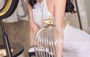 头条女神 – 面对杨漫妮baby的蕾丝写真,不禁想问,你的资源够不够?