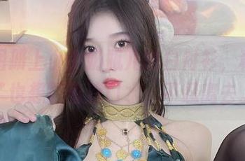 最新图册上小小奶瓶儿的白衬衫，秋天见了也想盯着流口水，不忍离去。
