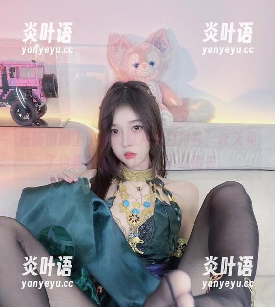 最新图册上小小奶瓶儿的白衬衫，秋天见了也想盯着流口水，不忍离去。