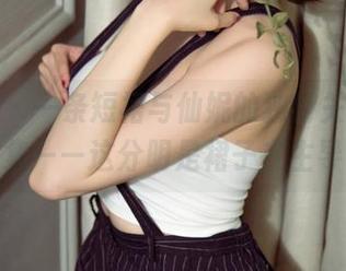 尤果网 – 一条短裙与仙妮的独特关系，分享图集——这分明是裙子在主导呀！