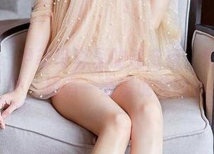 尤蜜荟 – 尹菲写真里的迷离夜：灯光、影子，还有一条没说完的谜