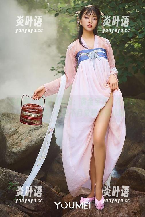 尤蜜荟-黄金宝儿 尤蜜荟 - 私房照特辑:黄金宝儿与花香的微妙对话,还是不自觉想多看几眼