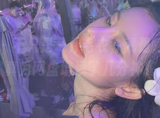 微密圈 – 不只是一件毛衣，就是阿朱啊的写真为网盘增添了几分神秘。
