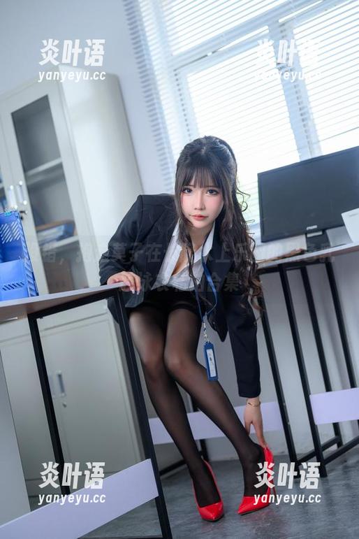抱走莫子 没错,抱走莫子在长隆水上乐园的黑色乳胶泳衣私拍合集