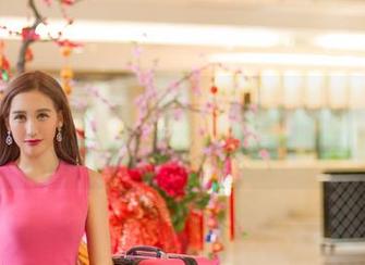 推女神 – 可乐Vicky学姐的写真世界：拿着书本也能优雅转身
