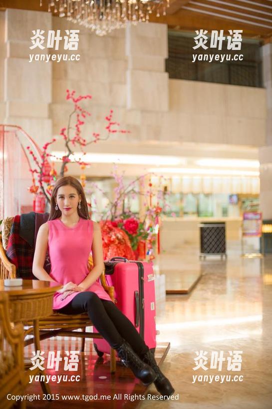 推女神-可乐Vicky 推女神 - 可乐Vicky学姐的写真世界:拿着书本也能优雅转身