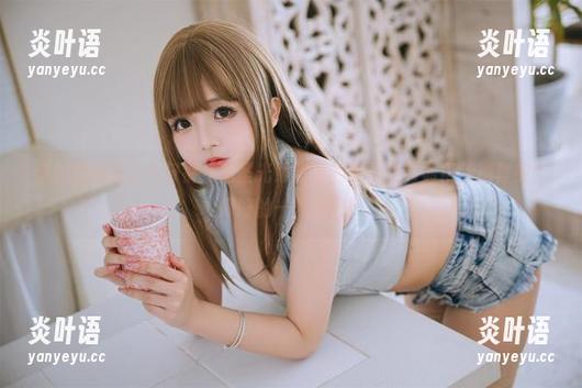 日奈娇 当日奈娇遇上牛仔裤,无圣光照耀下的样子反而显得特别真实,好好的一幅美图!