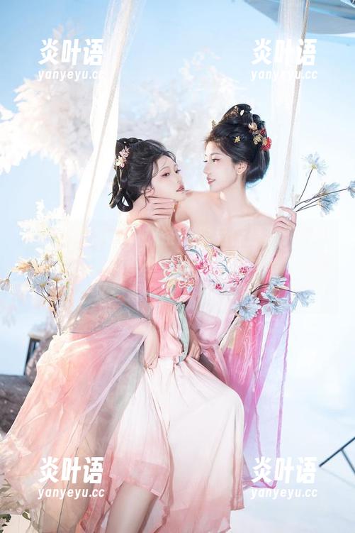 星澜想来杯珍珠奶茶的作品像是满天星斗，总能勾起我的好奇心，这图集里专注她又是怎么一个样子呢？