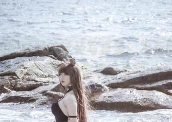 是你的阿薰呀的泳装写真集：水花四溅，高清画质能让你清晰看到……