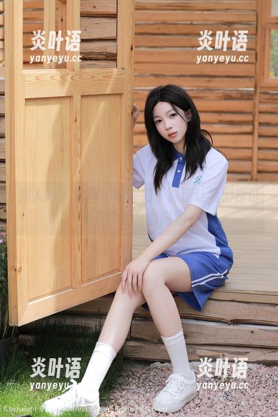 秀人网-娜露 秀人网 - 套图中的娜露,顺便让我们探讨一下职业装的内涵。