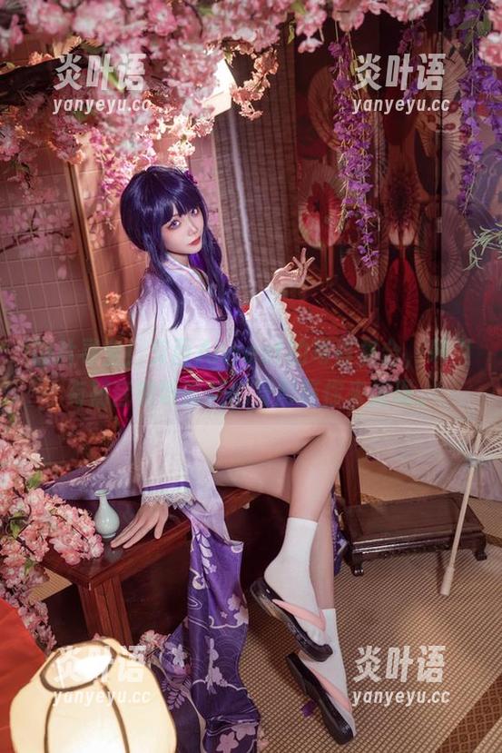 图片寻宝！艾西Aiwest的写真集合，哪里有初音和粉蝶花的身影等你来发现。