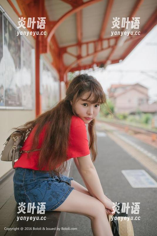 菠萝社 - 忙着翻阅王语纯的8月第一刊，里面的写真太好玩了！