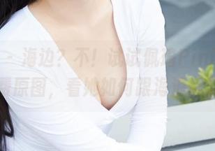 蜜桃社 – 海边？不！试试佩琦Pinky的免费原图，看她如何跟海浪玩耍