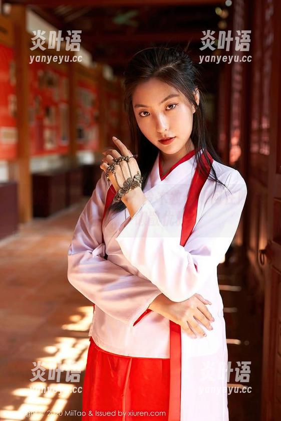 蜜桃社-铃木 蜜桃社 - 居家放空?铃木教你如何在照片中展现‘懒散优雅’