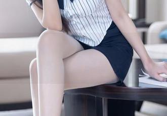 语画界 – 程程程的长腿黑丝写真集，精选得好像腿部魔法。