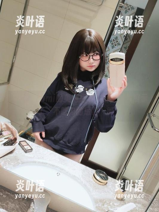 铭铭kizami的美腿高清入镜，图片展示了“不吃肉的惩罚”吗？