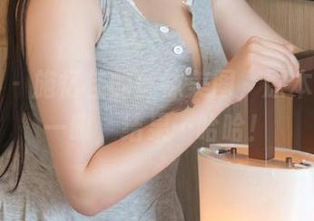 青豆客 – 施忆佳的丝袜美图，原本只想瞄一眼，结果…哈哈！