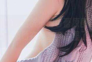 把面饼仙儿的这张小圆芭蕾原图设成壁纸，居然不小心勒在自家客厅里了，能忍？