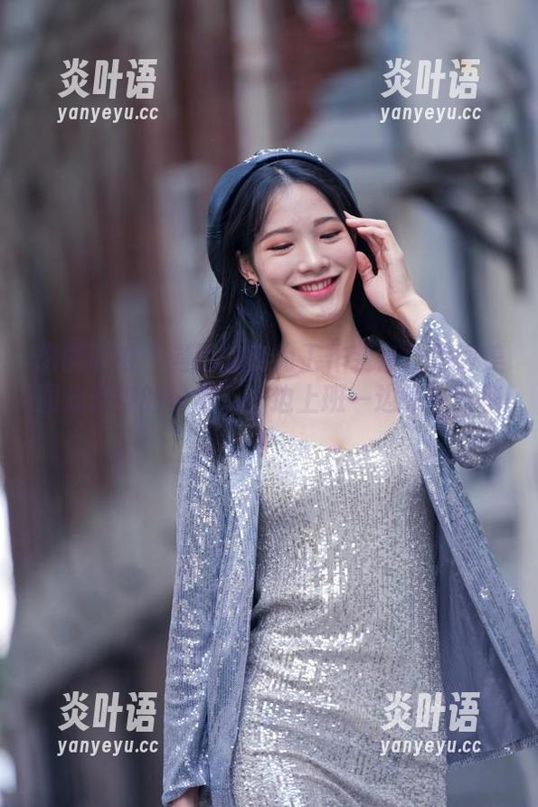 魔镜街拍 - 当黑丝变为工作装备：婷婷美图分享中的日常，一边上班一边惊艳四座！